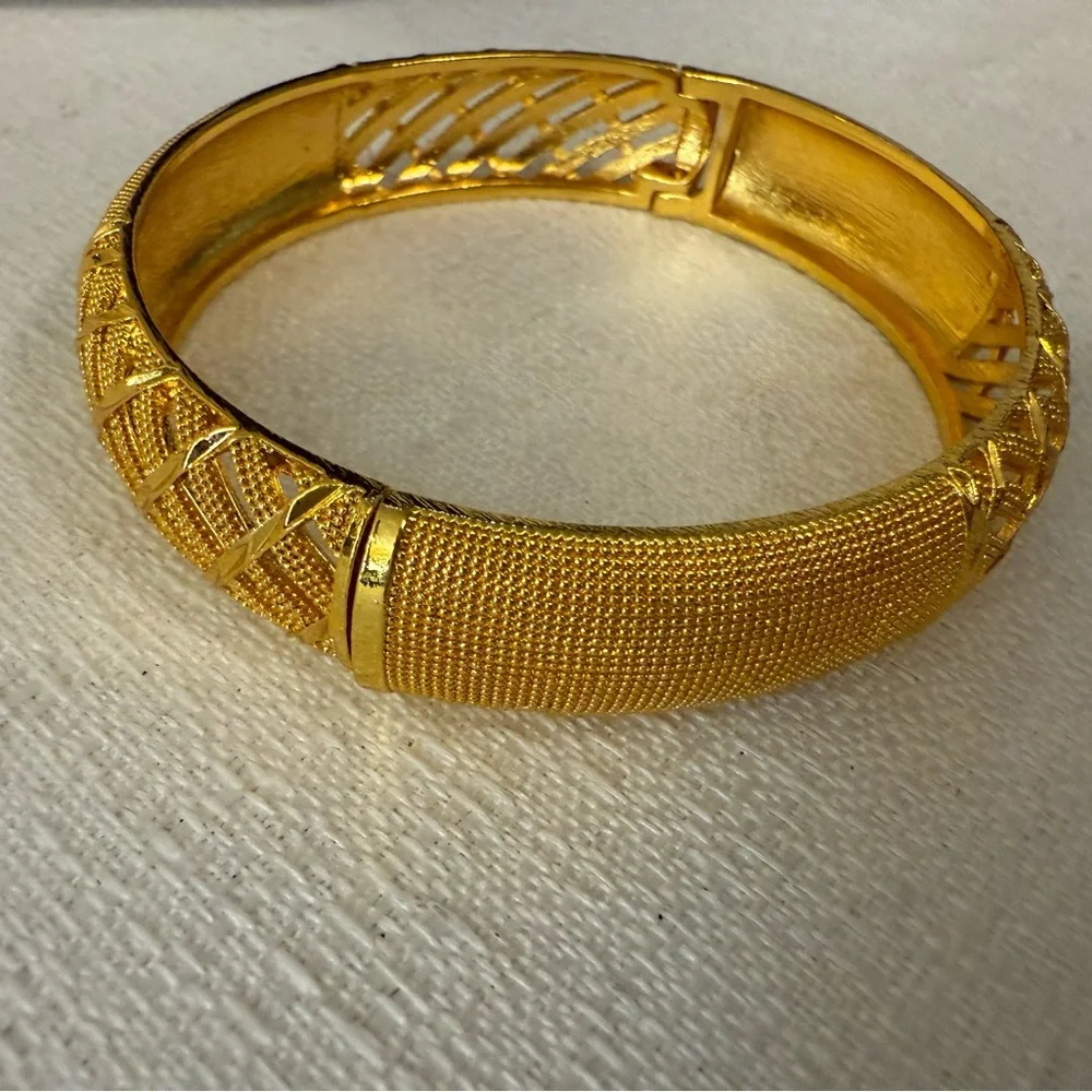 Elegant Gold-plated Bracelet NWOT - Picture 2 of 3